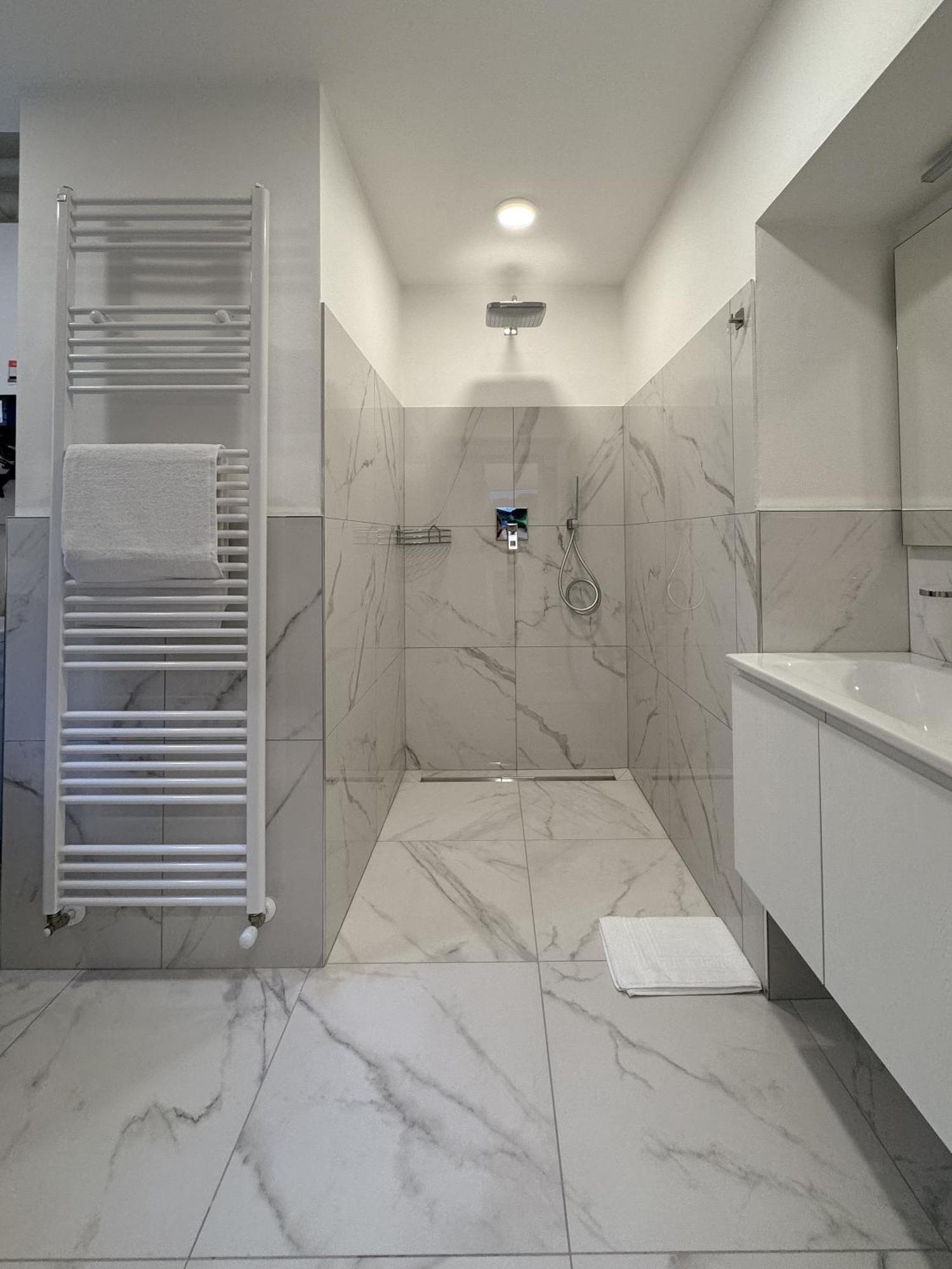 Belvedere 237b Lakeview Luxury Apartment